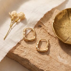 Pendientes de acero inoxidable dorado y labrado hipoalergénico, resistente al agua.