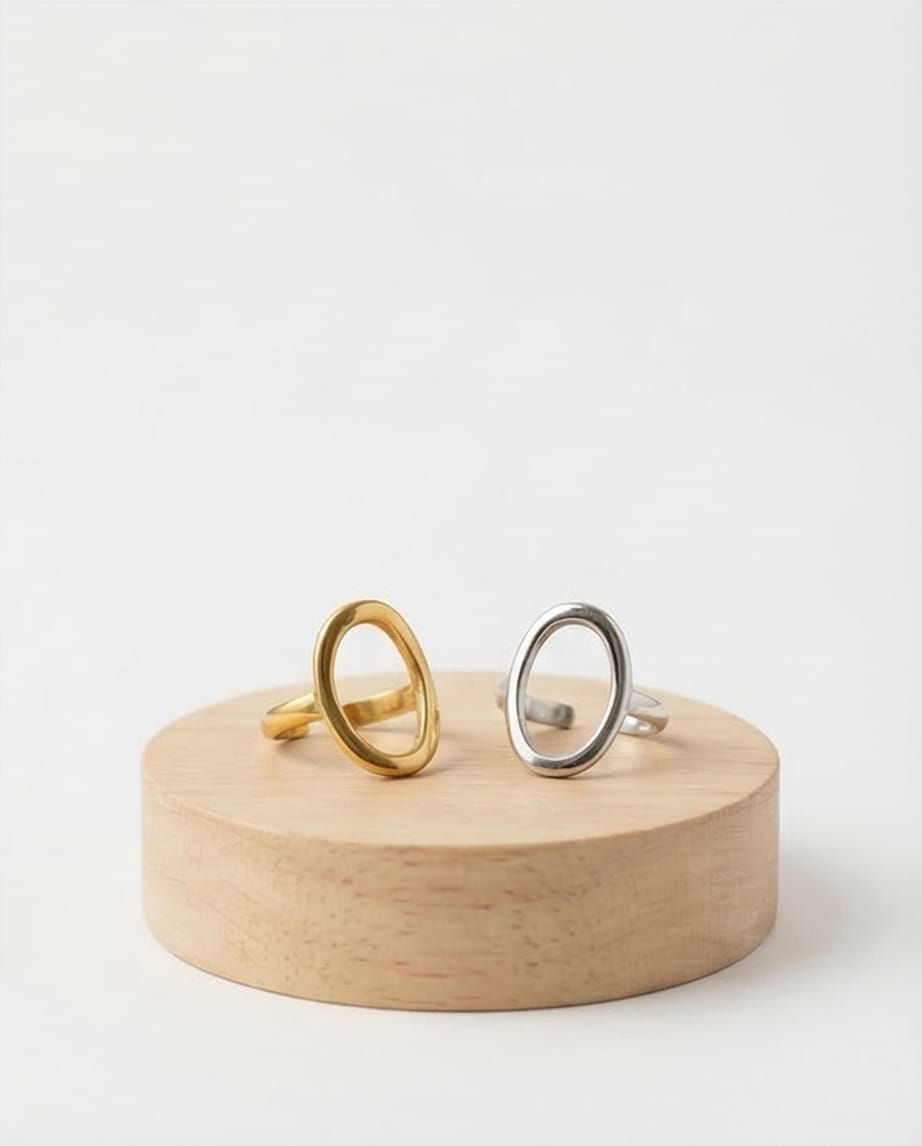 Anillo acero inoxidable dorado o plateado, resistente al agua, ajustable e hipoalergénico.