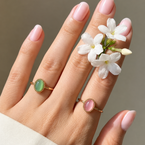 Anillo acero inoxidable en dorado con piedras naturales en cuarzo rosa o aventurina verde. Ajustable, hipoalergénico y resistente al agua