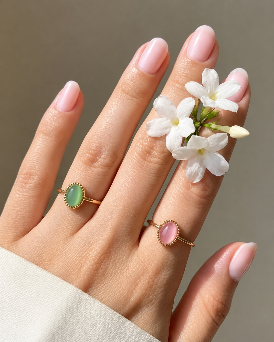 Anillo acero inoxidable en dorado con piedras naturales en cuarzo rosa o aventurina verde. Ajustable, hipoalergénico y resistente al agua