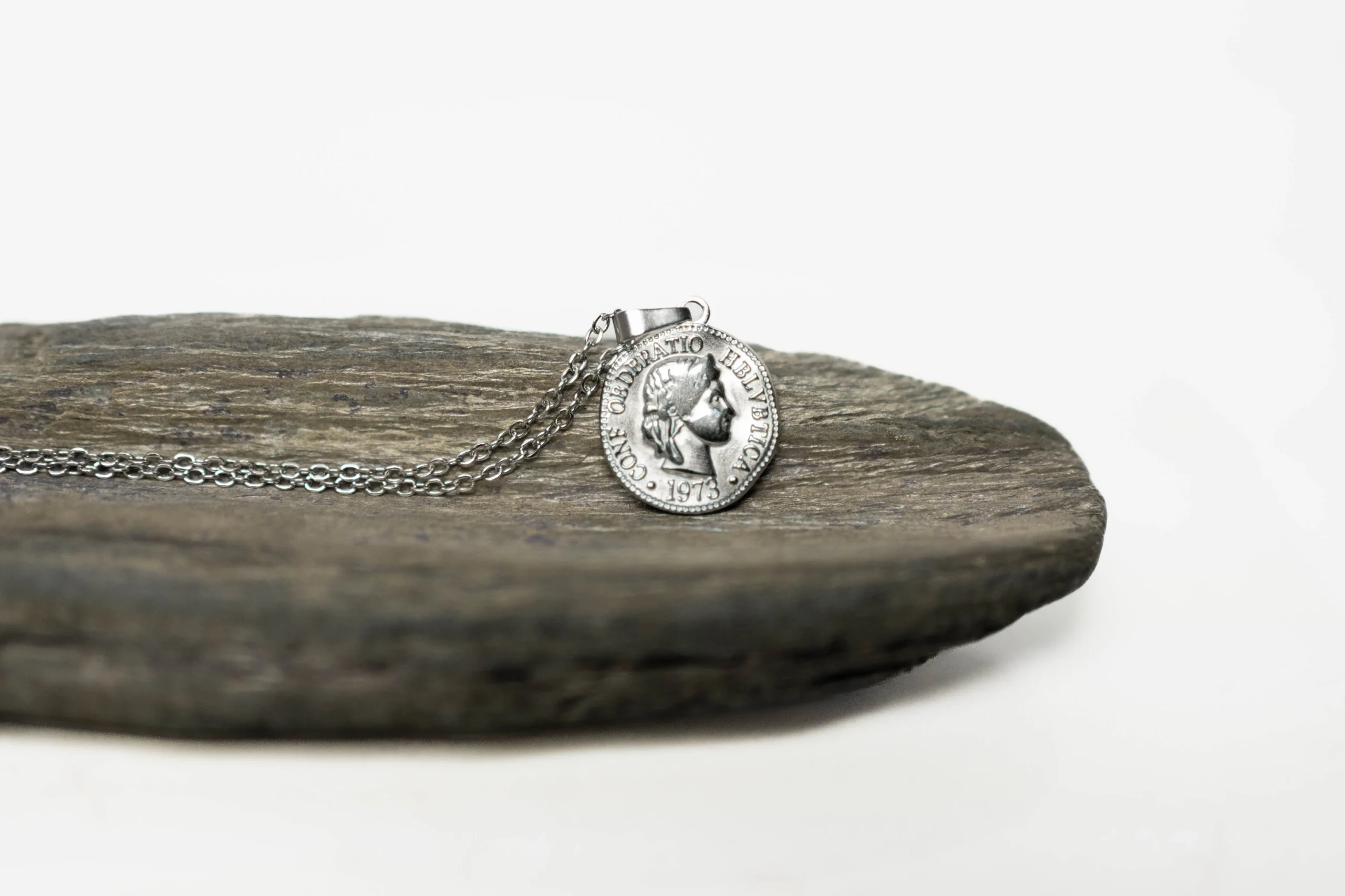 collar plateado con moneda acero inoxidable resistente al agua joya de verano