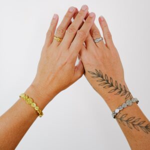 Pulsera acero inoxidable en dorado y plateado, hipoalergénica, resistente al agua. Tiene círculos