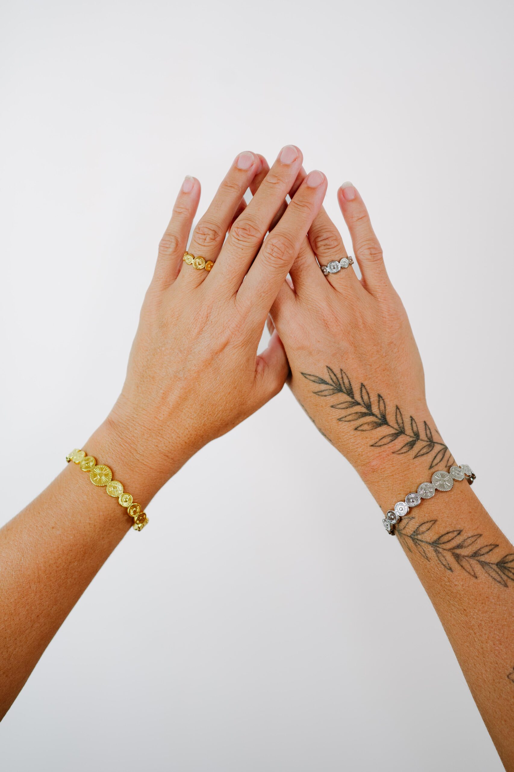 Pulsera acero inoxidable en dorado y plateado, hipoalergénica, resistente al agua. Tiene círculos