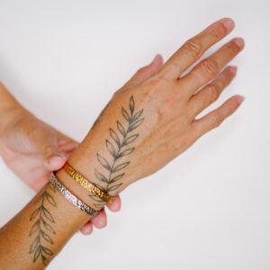 Pulsera de acero inoxidable en plateado y dorado, hipoalergénico, resistente al agua.