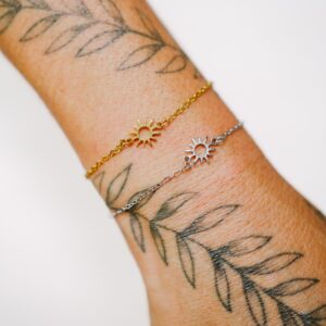 Pulsera de acero inoxidable en plateado y dorado, hipoalergénico, resistente al agua.