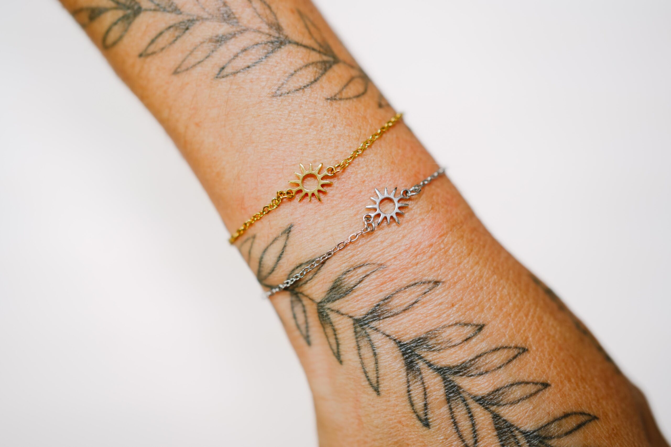 Pulsera de acero inoxidable en plateado y dorado, hipoalergénico, resistente al agua.